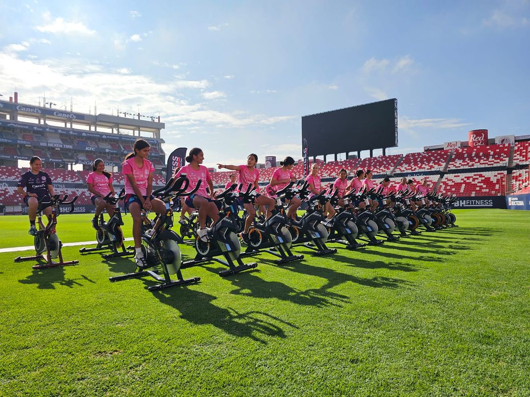 Una Master Class de Ciclo Indoor en un estadio de Futbol ️ Las chicas de @atletidesanluisfem tomaron su Master en el estadio Alfonso Lastras, clase que fue impartida por @coachfitnessgarra el pasado Miércoles (1).jpg